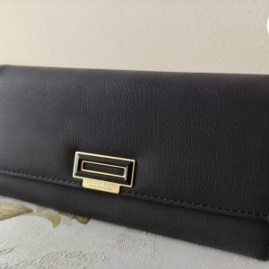 Billetera larga recta con adorno rectangular Billetera larga recta con adorno rectangular